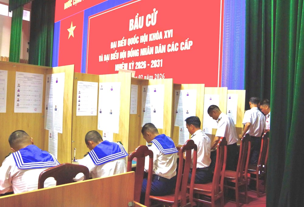 TP.HCM: Lá phiếu theo tàu ra khơi ở nơi bầu cử sớm nhất cả nước - ảnh 5