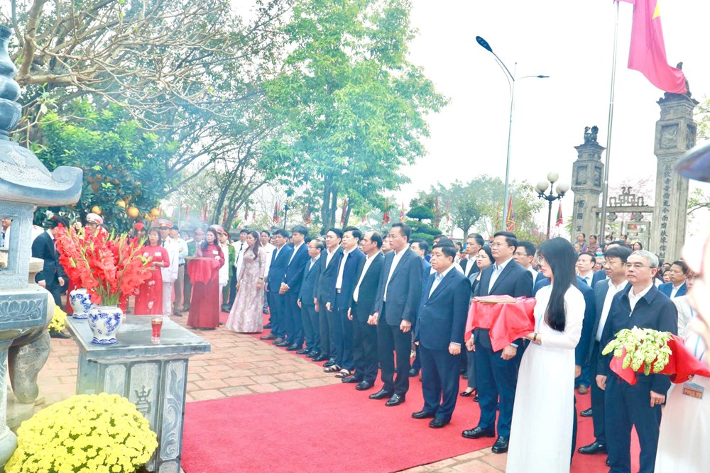 Trang trọng lễ dâng hương tưởng niệm 751 năm ngày Tướng quân Phạm Ngũ Lão ra quân đánh giặc giữ nước - ảnh 1