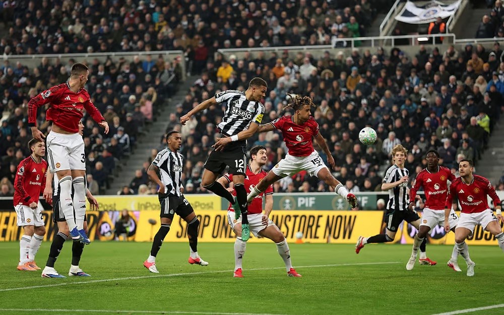 Newcastle tạo địa chấn, hạ gục Man United dù chỉ còn 10 người - ảnh 1