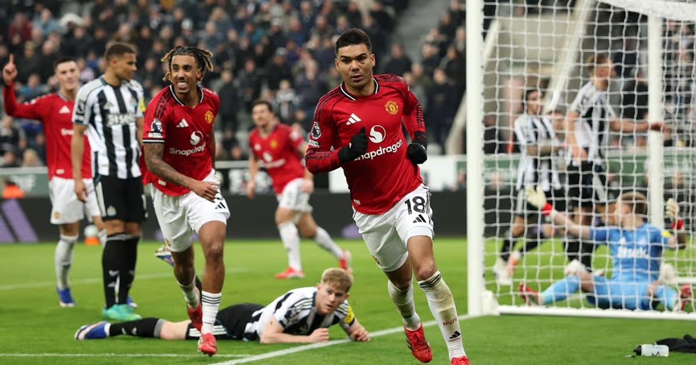 Newcastle tạo địa chấn, hạ gục Man United dù chỉ còn 10 người - ảnh 2