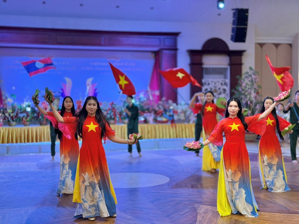 Thành lập Câu lạc bộ Di sản Áo dài Việt Nam tại Lào - ảnh 7