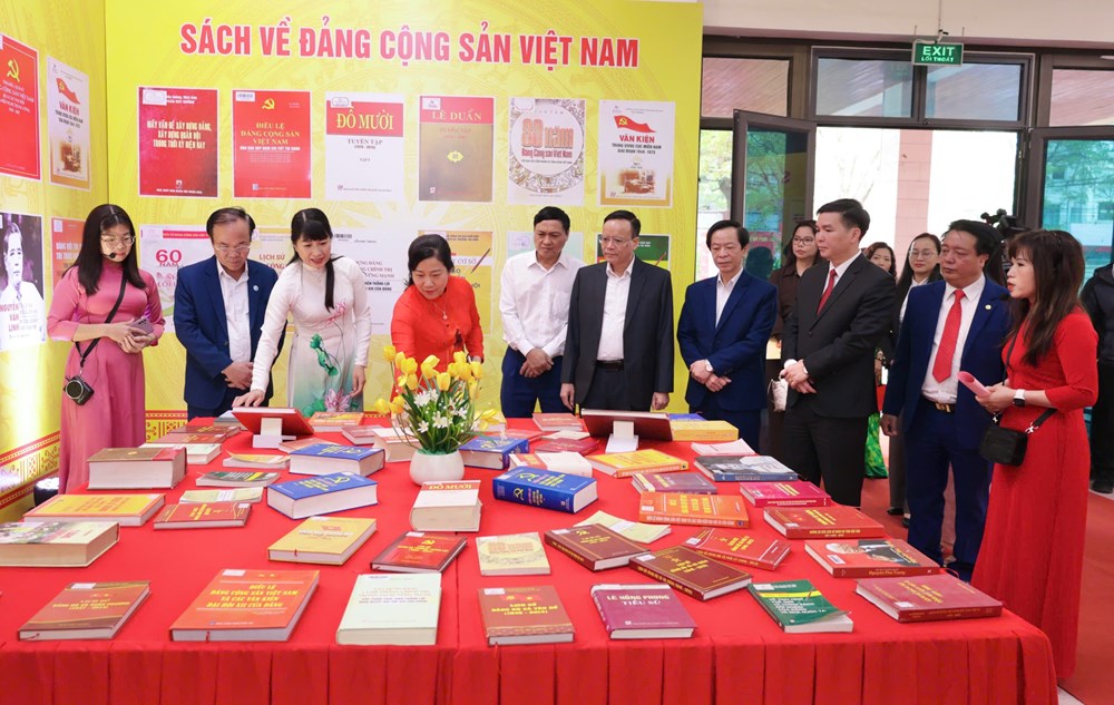 Thái Nguyên trưng bày hơn 1.000 tư liệu tuyên truyền bầu cử - ảnh 2