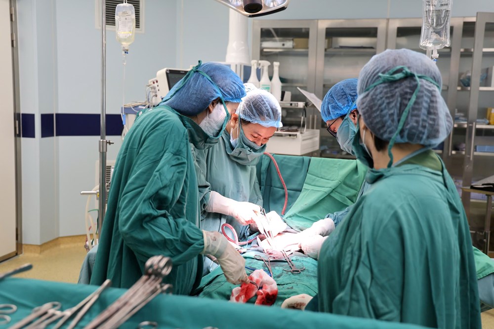 Phú Thọ: Cứu sống bệnh nhân mang khối u xơ tử cung “khổng lồ” - ảnh 1