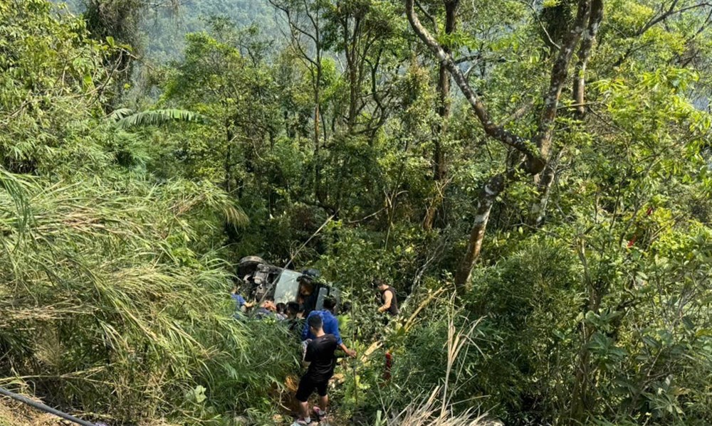 Phú Thọ: Xe ô tô 29 chỗ mất phanh lao xuống vực tại Tam Đảo - ảnh 1