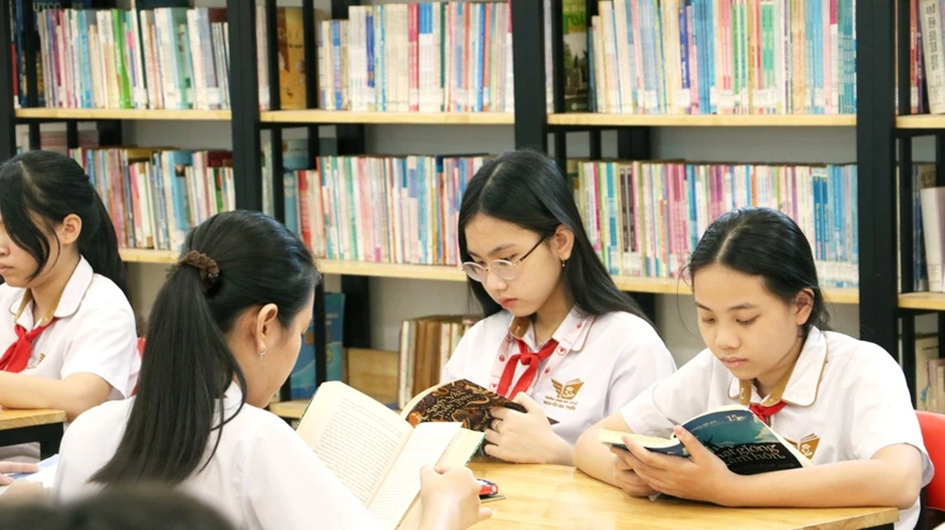 Dự kiến miễn phí sách giáo khoa trên phạm vi cả nước từ năm học 2029-2030 - ảnh 1