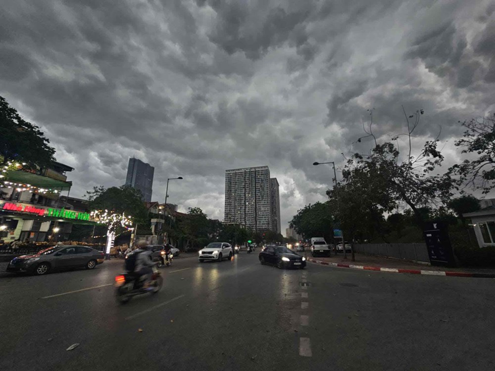 Thời tiết hôm nay 24.4: Hà Nội mưa dông trên diện rộng - ảnh 1