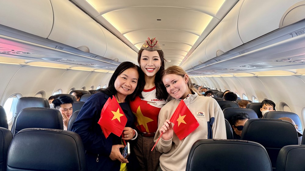 Vietjet rực rỡ cờ đỏ sao vàng chào đón hành khách mừng Đại lễ 30.4 - ảnh 10