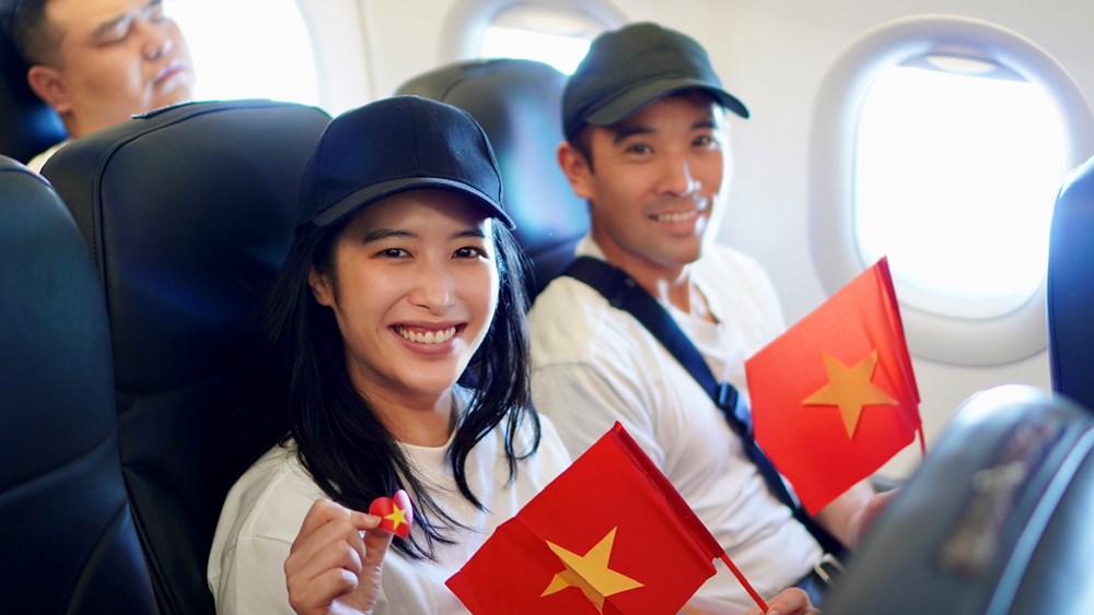 Vietjet rực rỡ cờ đỏ sao vàng chào đón hành khách mừng Đại lễ 30.4 - ảnh 12