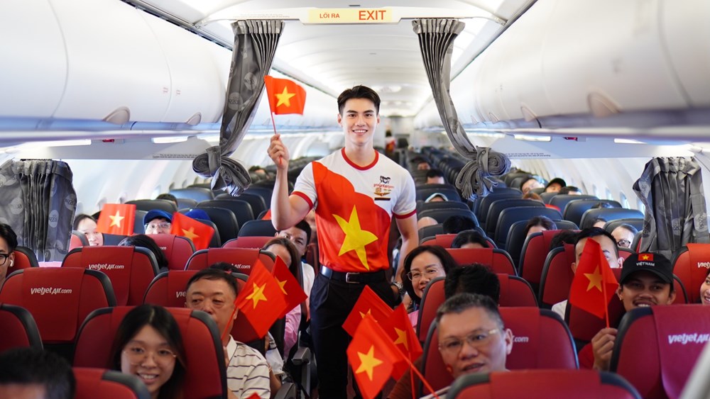 Vietjet rực rỡ cờ đỏ sao vàng chào đón hành khách mừng Đại lễ 30.4 - ảnh 9