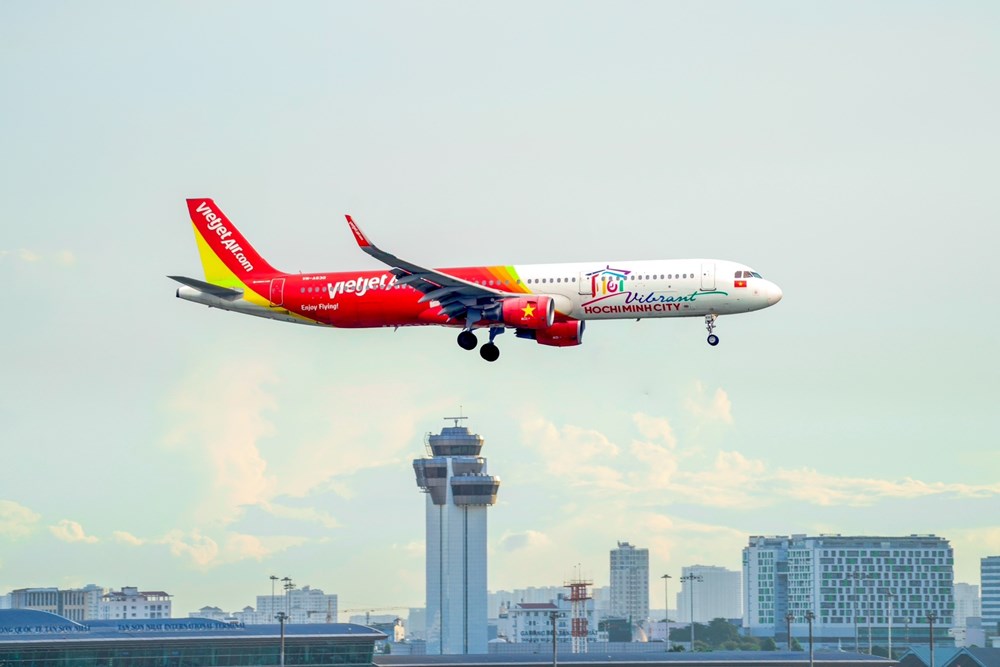 Vietjet rực rỡ cờ đỏ sao vàng chào đón hành khách mừng Đại lễ 30.4 - ảnh 13