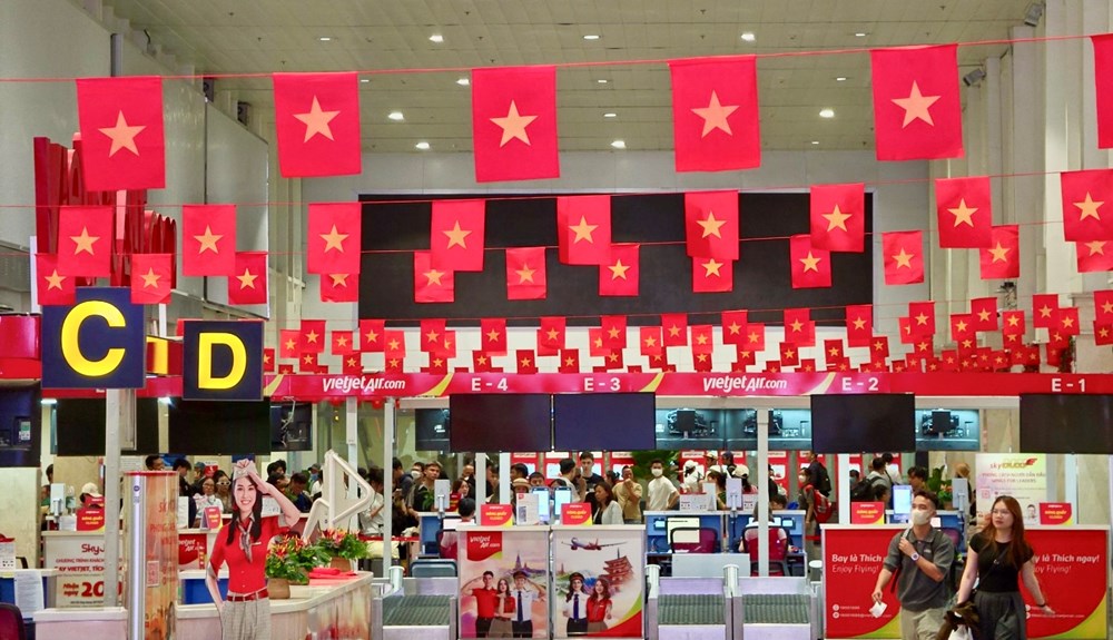 Vietjet rực rỡ cờ đỏ sao vàng chào đón hành khách mừng Đại lễ 30.4 - ảnh 4
