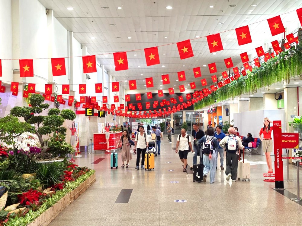 Vietjet rực rỡ cờ đỏ sao vàng chào đón hành khách mừng Đại lễ 30.4 - ảnh 3