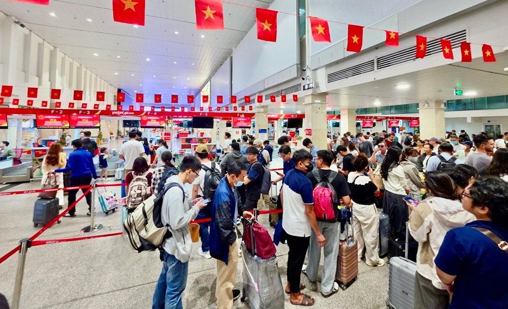 Vietjet rực rỡ cờ đỏ sao vàng chào đón hành khách mừng Đại lễ 30.4 - ảnh 2