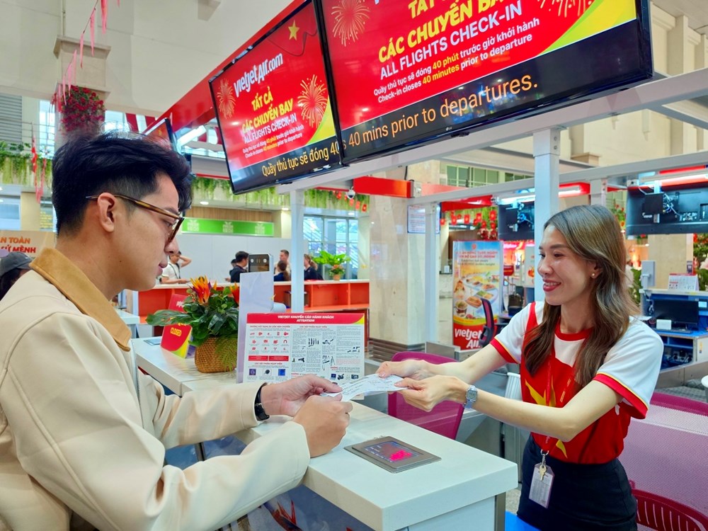 Vietjet rực rỡ cờ đỏ sao vàng chào đón hành khách mừng Đại lễ 30.4 - ảnh 6