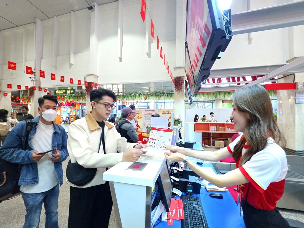 Vietjet rực rỡ cờ đỏ sao vàng chào đón hành khách mừng Đại lễ 30.4 - ảnh 5