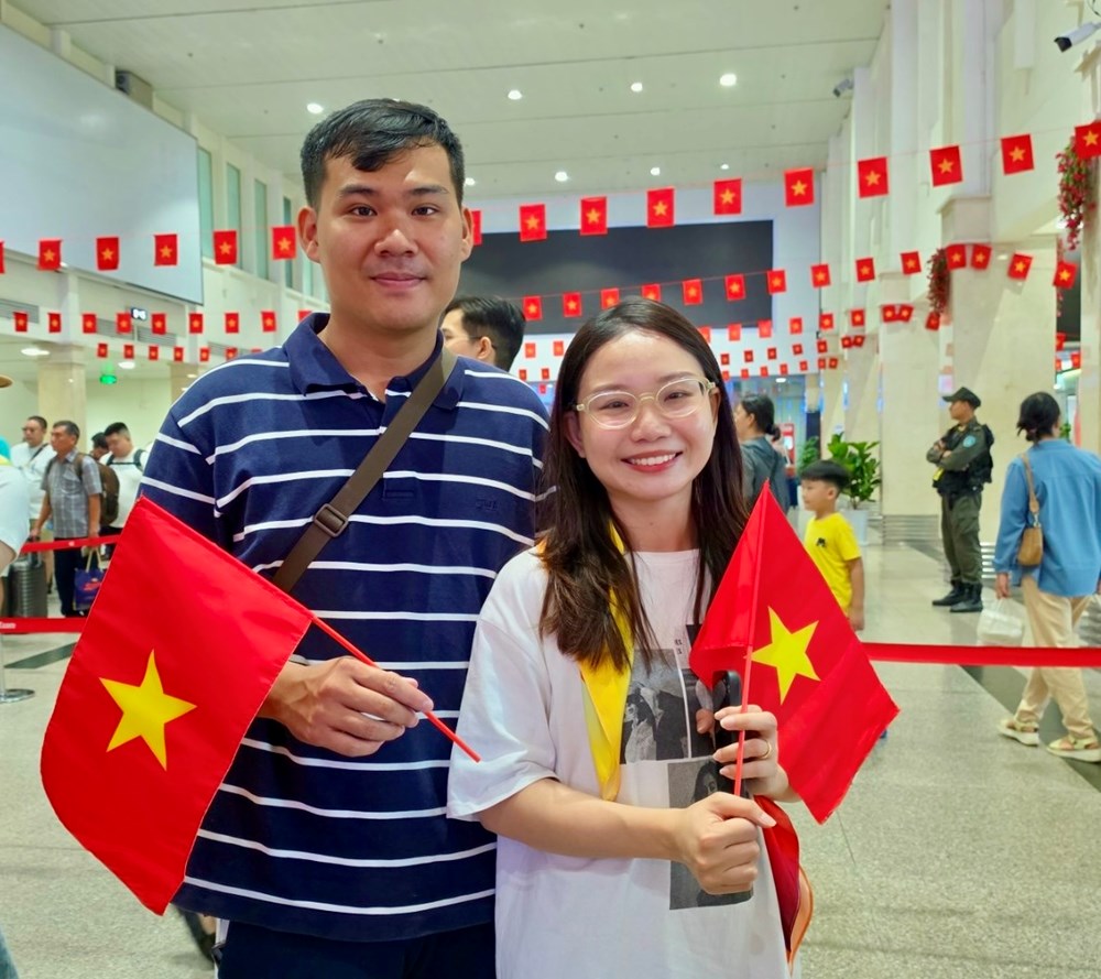 Vietjet rực rỡ cờ đỏ sao vàng chào đón hành khách mừng Đại lễ 30.4 - ảnh 7