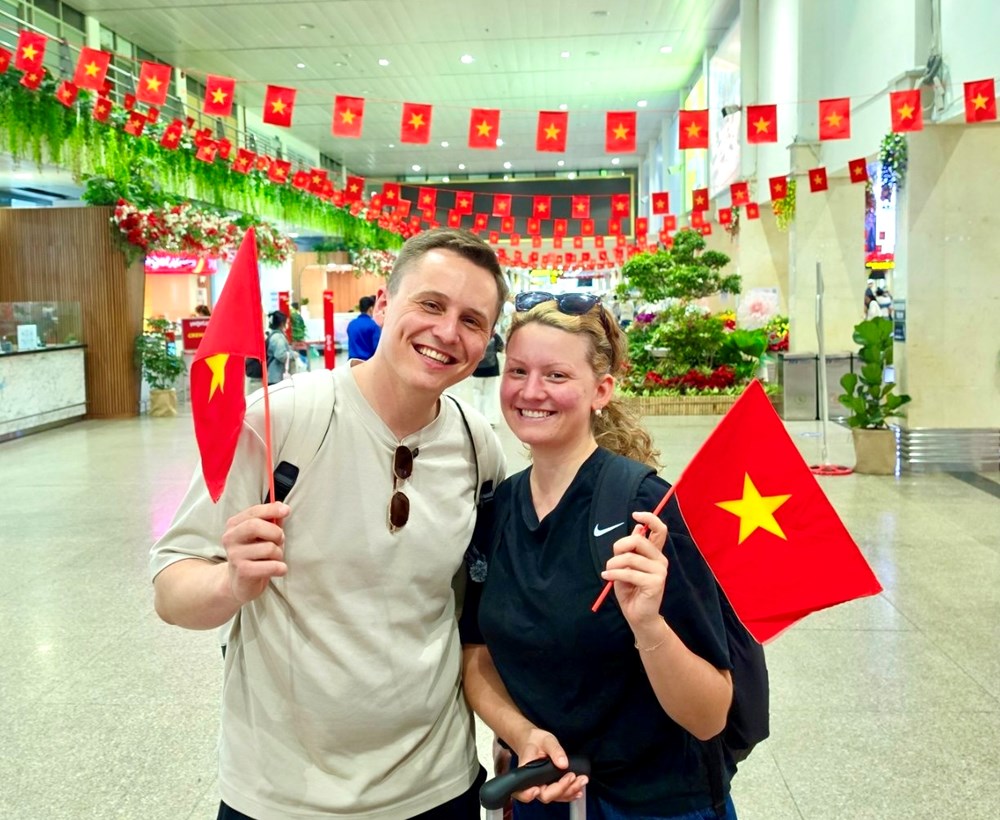 Vietjet rực rỡ cờ đỏ sao vàng chào đón hành khách mừng Đại lễ 30.4 - ảnh 8