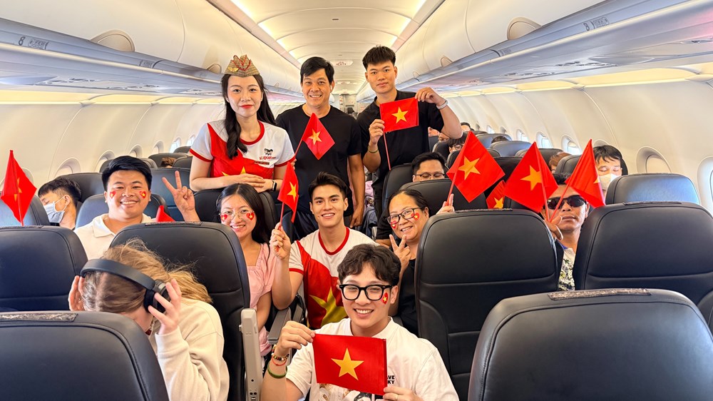 Vietjet rực rỡ cờ đỏ sao vàng chào đón hành khách mừng Đại lễ 30.4 - ảnh 11