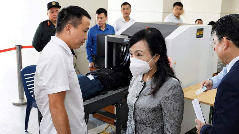 Cựu Bộ trưởng Y tế Nguyễn Thị Kim Tiến ngày đầu tại toà - ảnh 1
