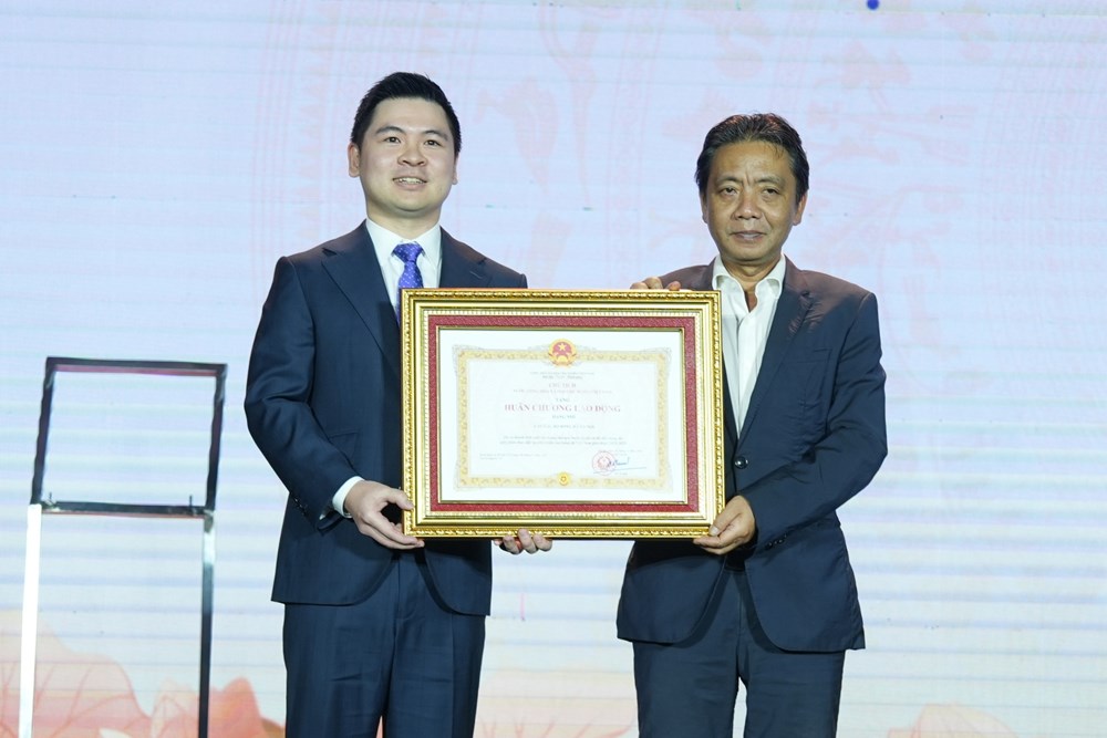 CLB bóng đá Hà Nội vinh dự đón nhận Huân chương Lao động hạng Nhì - ảnh 1