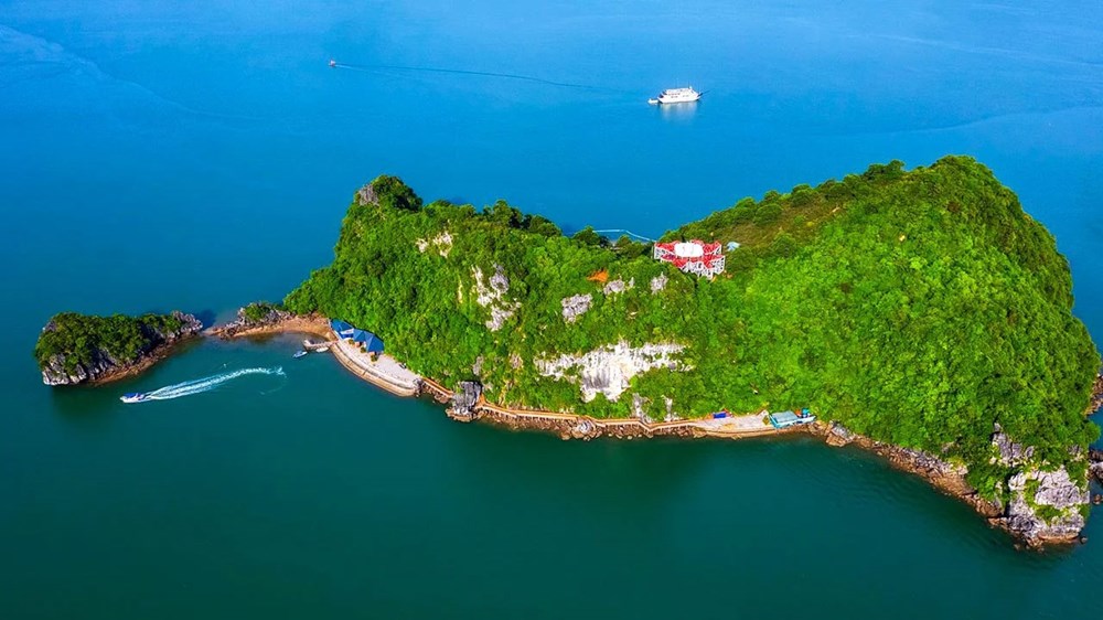 Quảng Ninh: Một bãi biển trong quần thể vịnh Hạ Long được vinh danh trong top bãi biển đẹp thế giới năm 2026 - ảnh 1