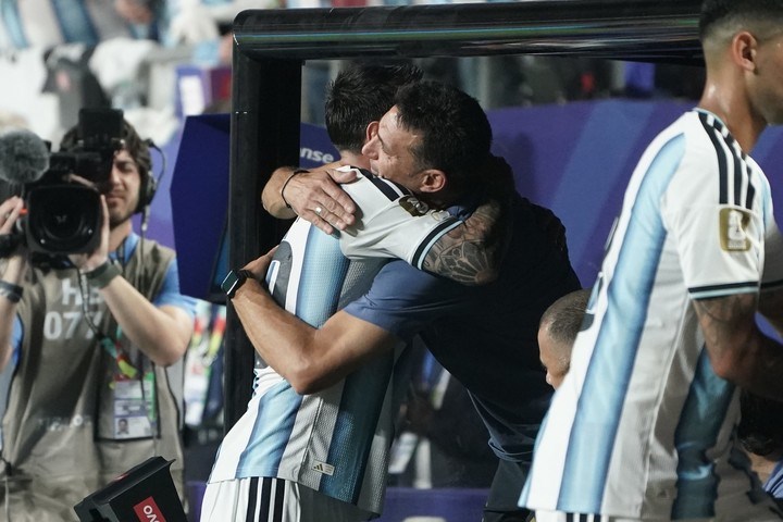 HLV Scaloni “cạn lời” với Messi - ảnh 1