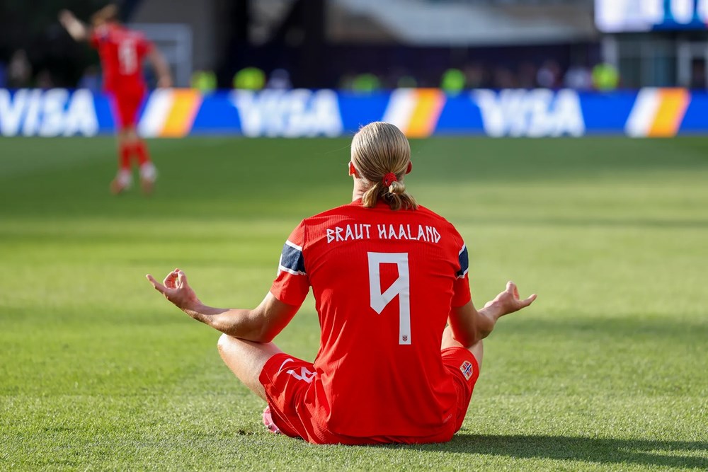 Haaland gây chú ý với dòng tên trên áo trong ngày ra mắt World Cup - ảnh 1