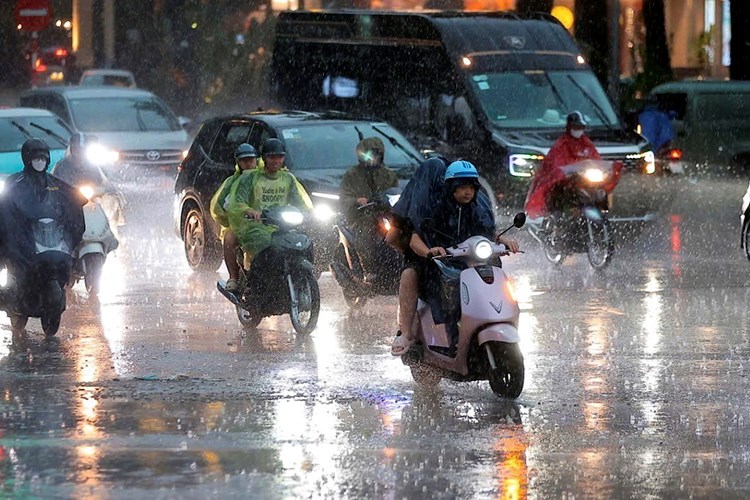 Thời tiết hôm nay 19.6: Bắc Bộ đối mặt mưa lớn, Trung Bộ chưa hạ nhiệt - ảnh 1