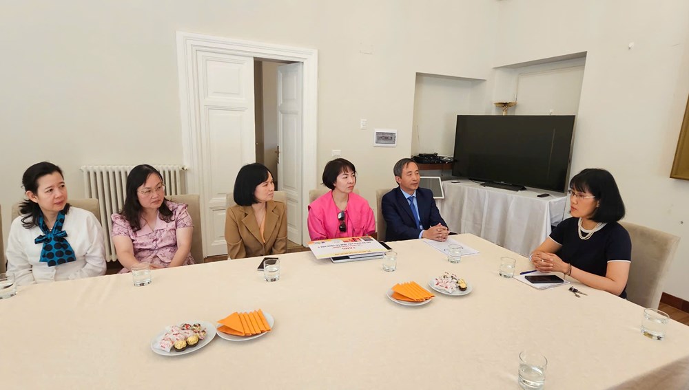 Nhà xuất bản Giáo dục Việt Nam tăng cường kết nối văn hóa, giáo dục với cộng đồng người Việt tại Pháp và Ý - ảnh 3