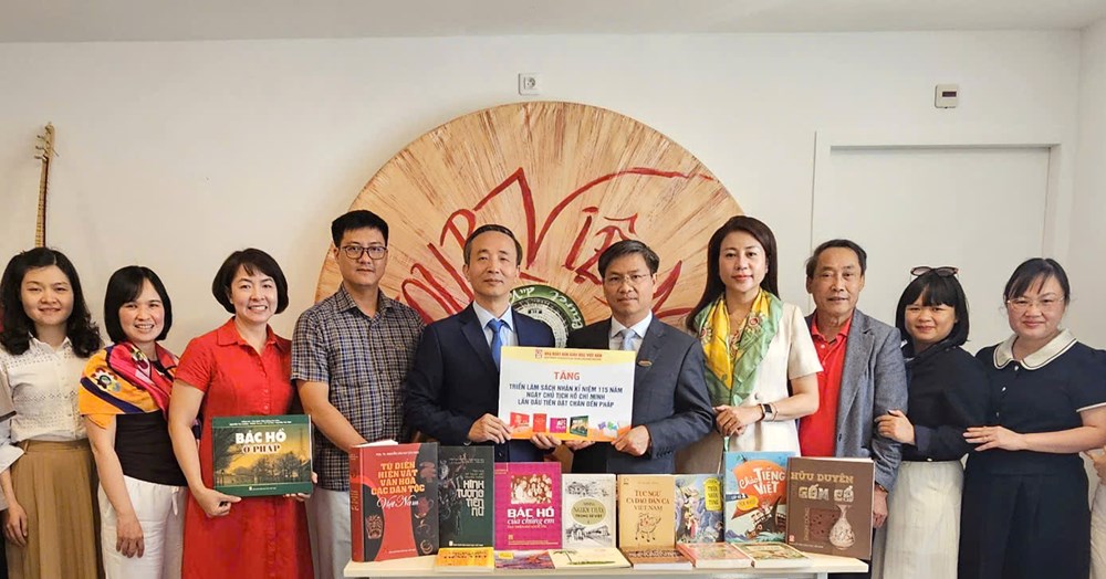 Nhà xuất bản Giáo dục Việt Nam tăng cường kết nối văn hóa, giáo dục với cộng đồng người Việt tại Pháp và Ý - ảnh 1