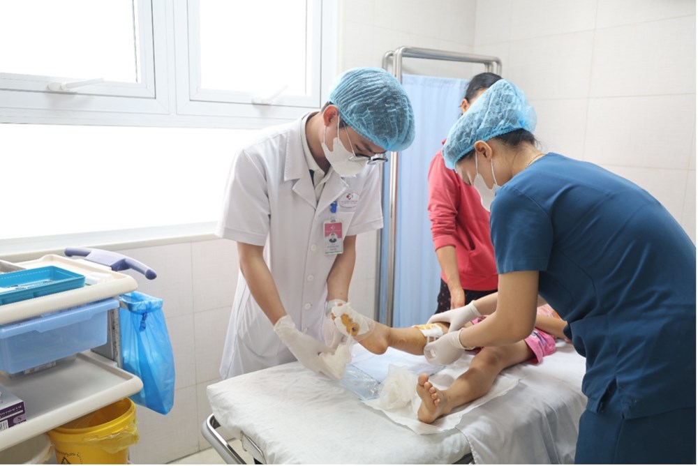 Liên tục tiếp nhận các trường hợp trẻ tai nạn thương tích trong dịp hè - ảnh 2