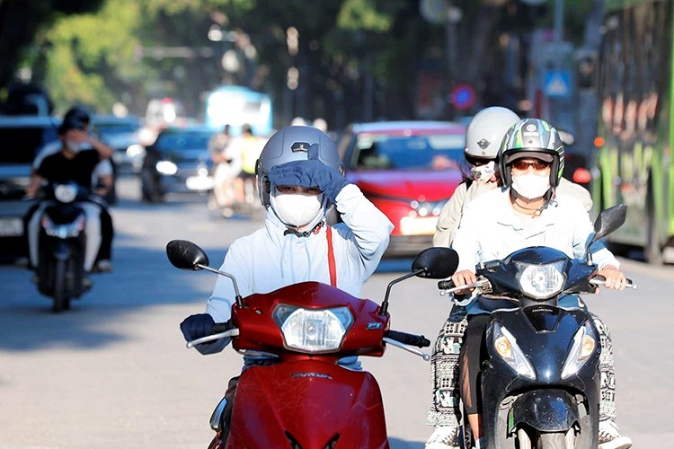 Thời tiết hôm nay 24.6: Hà Nội có nơi trên 40°C, TP.HCM đón mưa lớn - ảnh 1