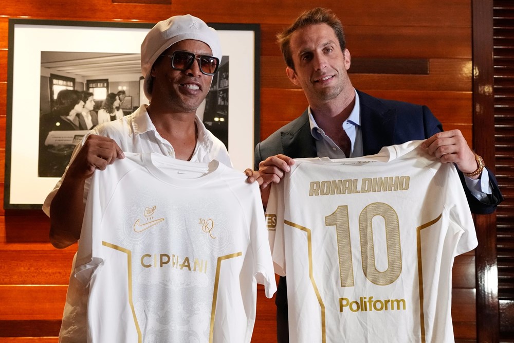 Ronaldinho tái xuất sân cỏ ở tuổi 46, ký hợp đồng với một đội bóng Serie C - ảnh 1