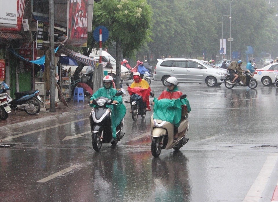 Dự báo thời tiết hôm nay 30.6: Bắc Bộ mưa to, Trung Bộ nắng nóng - ảnh 1