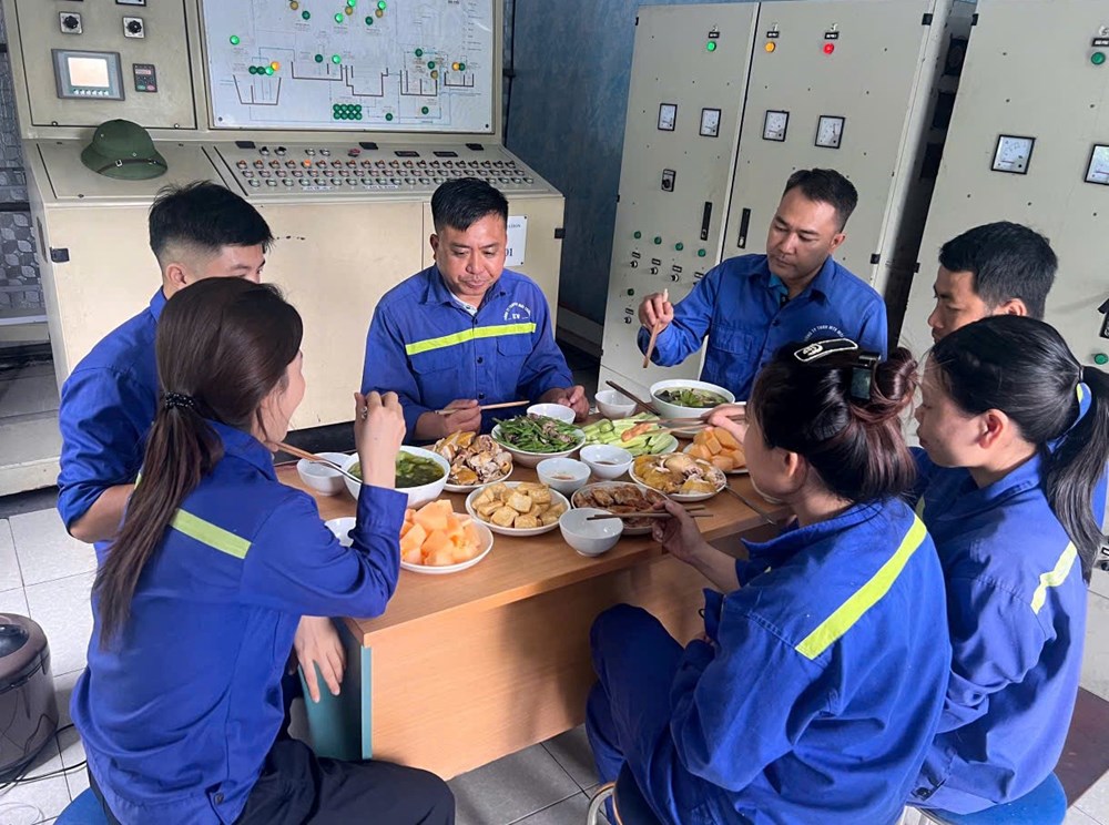 Ấm áp “Bữa cơm Công đoàn” - Hoạt động đầy ý nghĩa đối với cán bộ công nhân viên - ảnh 2
