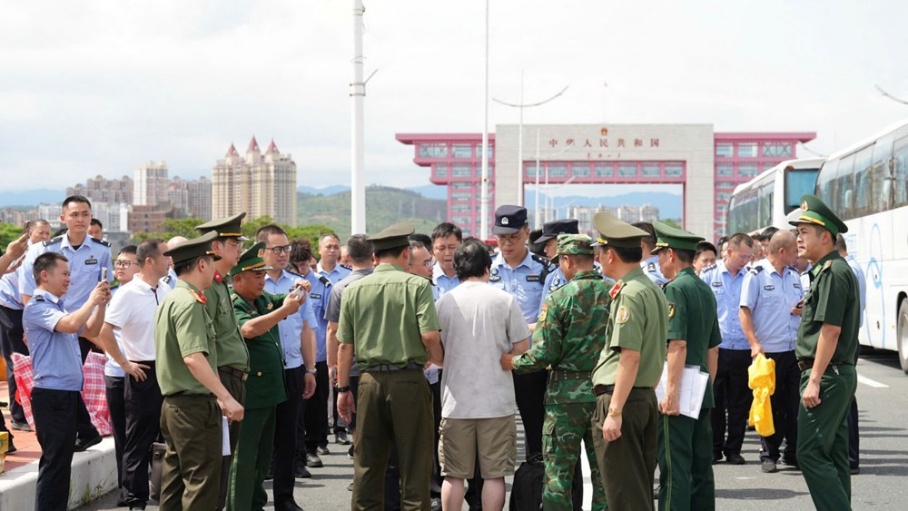 Quảng Ninh: 30 đối tượng người nước ngoài hoạt động lừa đảo công nghệ cao được bàn giao cho Công an Trung Quốc - ảnh 2