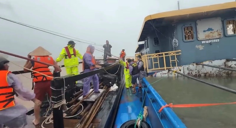 Quảng Ninh: Kịp thời cứu thành công 3 thuyền viên bị chìm do ảnh hưởng cơn bão số 1 - ảnh 2