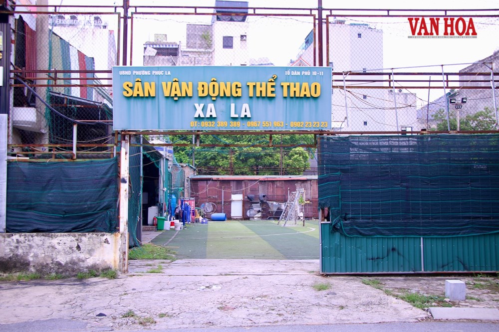 Hà Nội: Sân thể thao nhiều năm biến thành bãi đỗ xe, ki-ốt bán cá - ảnh 1