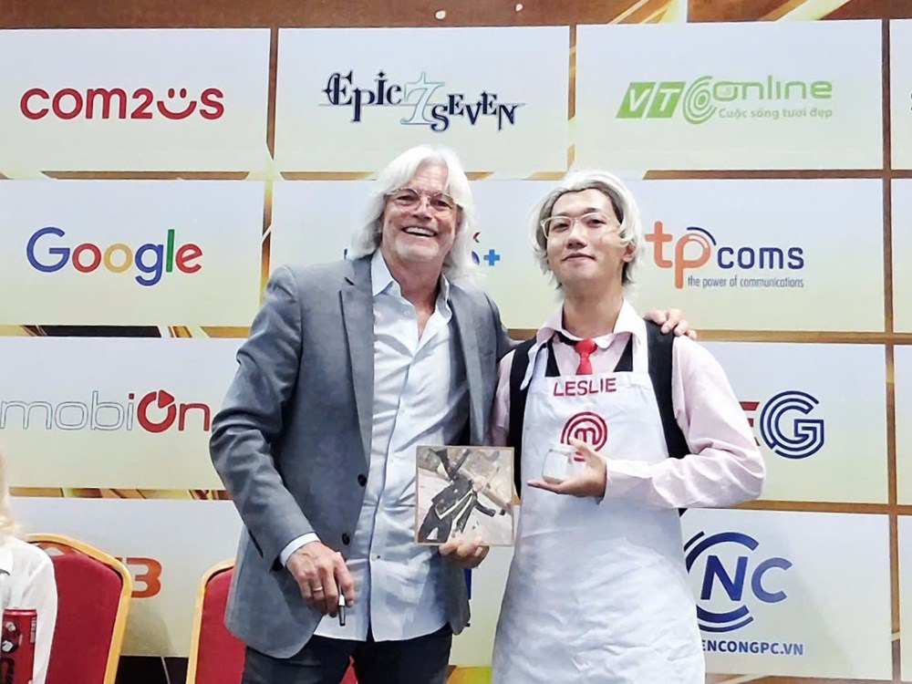 Đầu bếp Mỹ “Thánh Liêm” Leslie Gilliams ký tặng gần 1.000 người hâm mộ tại The Grand Esports - ảnh 3