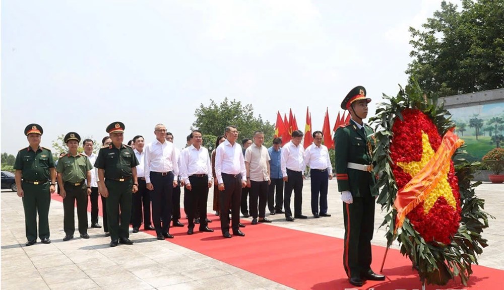 Thủ tướng Chính phủ Lê Minh Hưng dâng hương tưởng niệm các Anh hùng liệt sĩ tỉnh Phú Thọ - ảnh 1