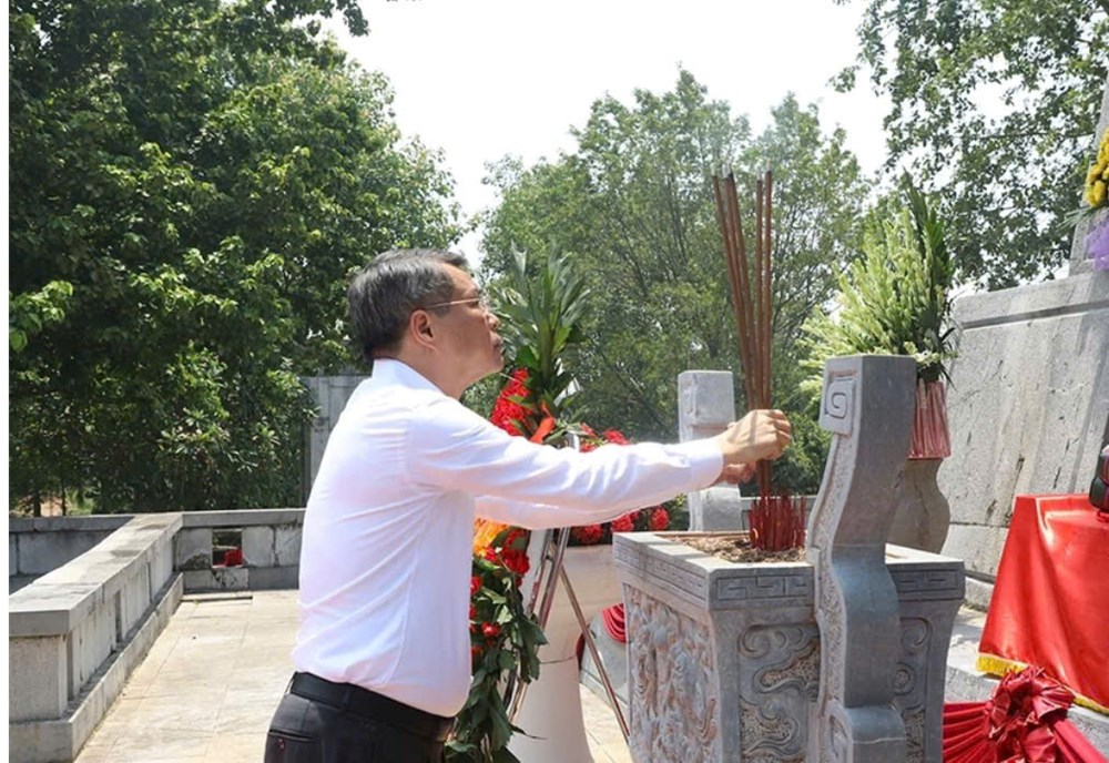 Thủ tướng Chính phủ Lê Minh Hưng dâng hương tưởng niệm các Anh hùng liệt sĩ tỉnh Phú Thọ - ảnh 2
