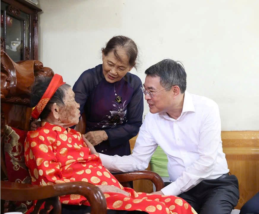 Thủ tướng Chính phủ Lê Minh Hưng dâng hương tưởng niệm các Anh hùng liệt sĩ tỉnh Phú Thọ - ảnh 3