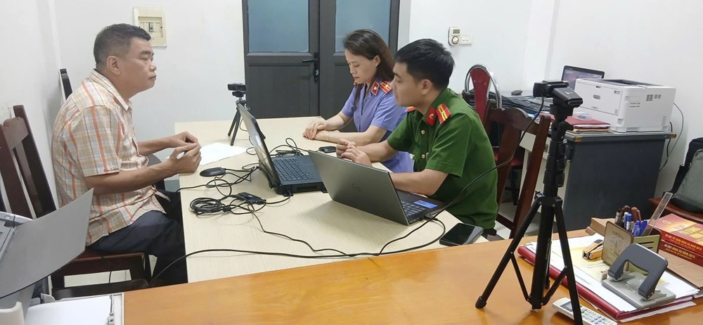 Đổ hơn 600 tấn bã bê tông ra sông, Giám đốc bị khởi tố - ảnh 1