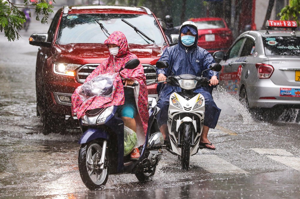 Thời tiết hôm nay 23.7: Bắc Bộ mưa dông, cục bộ có nơi mưa to - ảnh 1