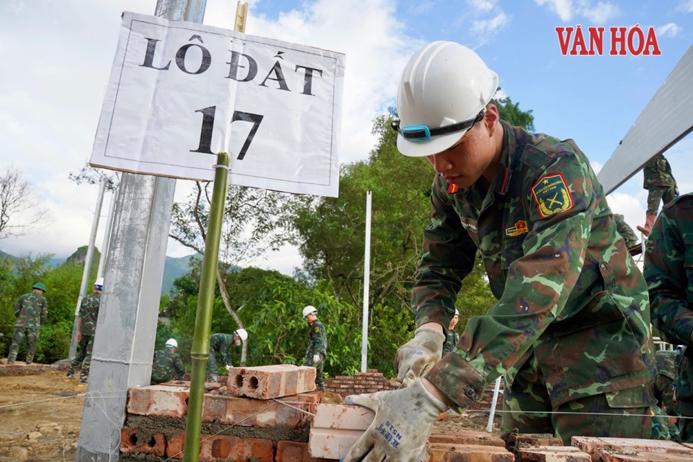 48 học viên Học viện Hậu cần gác đồ án, giúp dân dựng nhà sau lũ - ảnh 7