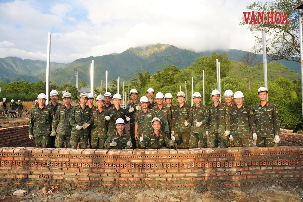 48 học viên Học viện Hậu cần gác đồ án, giúp dân dựng nhà sau lũ - ảnh 1