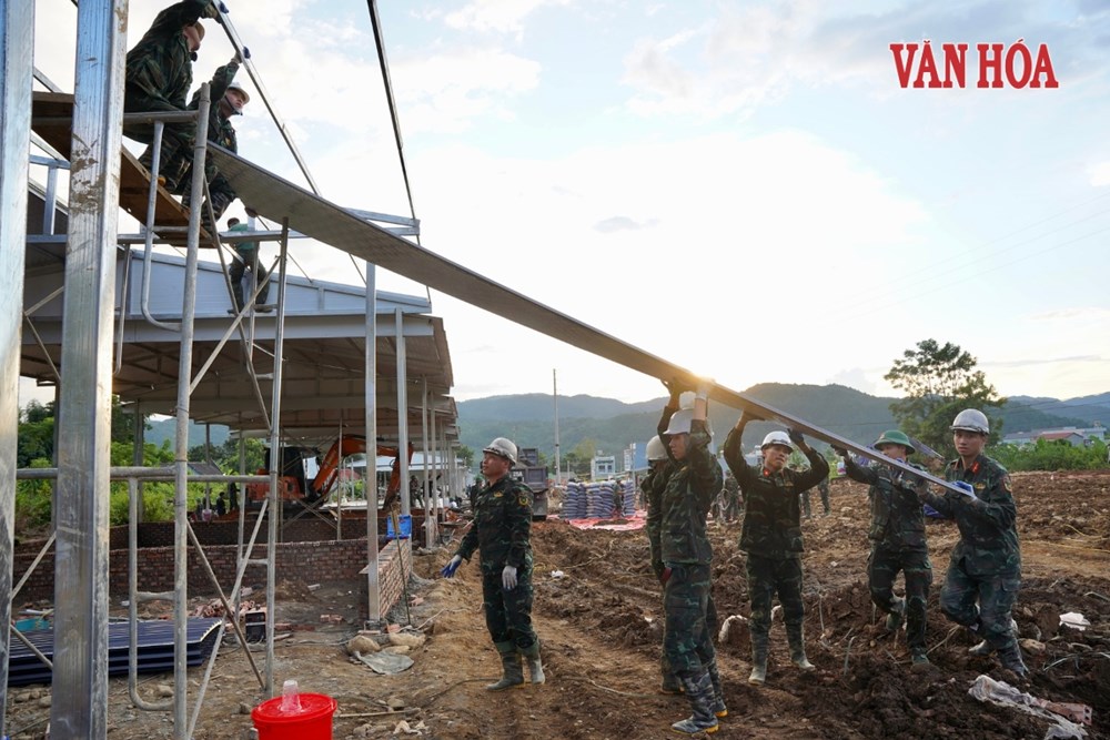 48 học viên Học viện Hậu cần gác đồ án, giúp dân dựng nhà sau lũ - ảnh 2