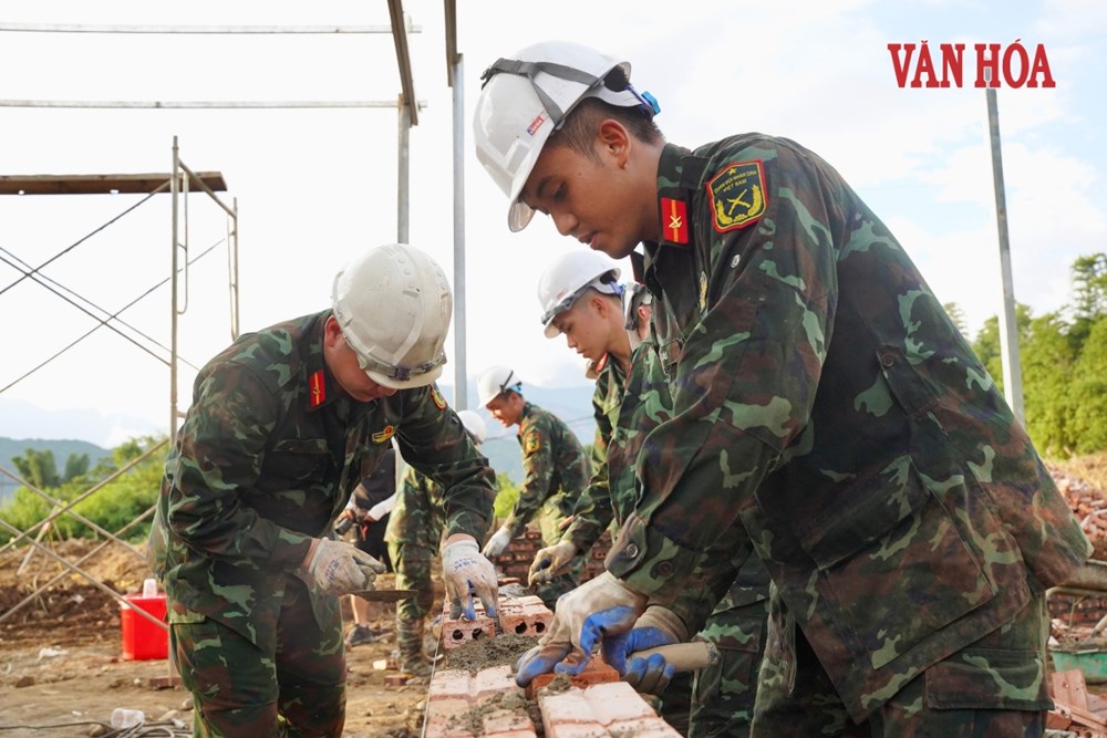48 học viên Học viện Hậu cần gác đồ án, giúp dân dựng nhà sau lũ - ảnh 8