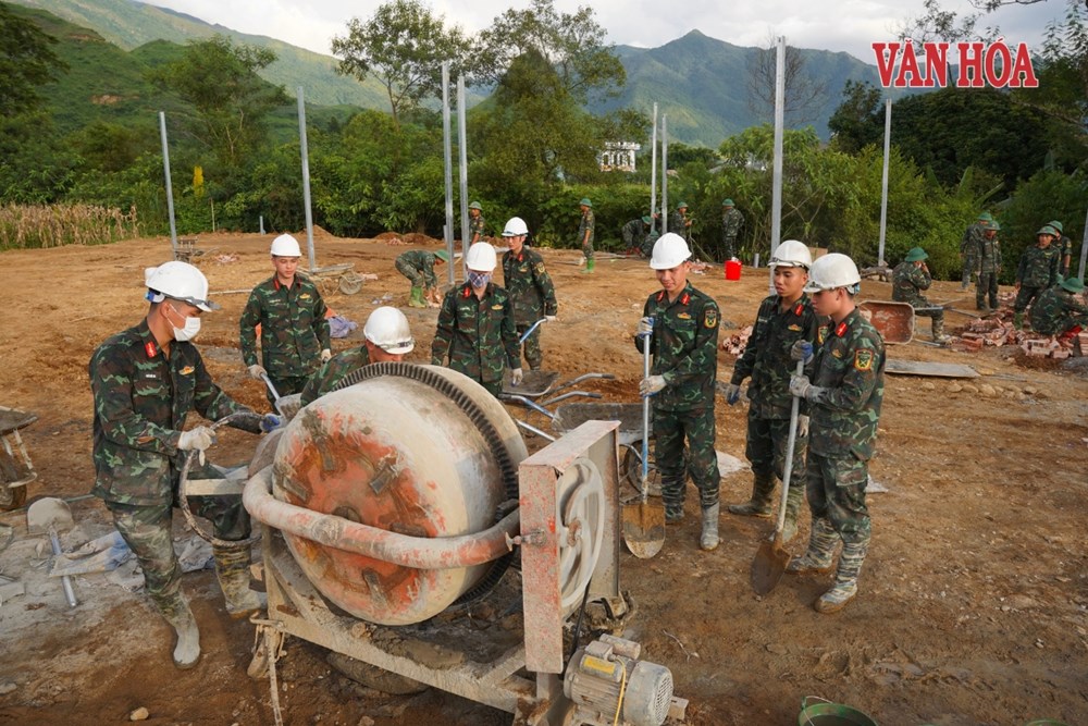 48 học viên Học viện Hậu cần gác đồ án, giúp dân dựng nhà sau lũ - ảnh 9