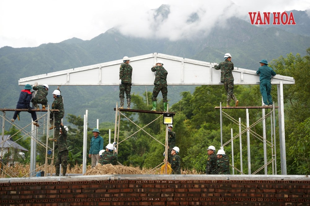 48 học viên Học viện Hậu cần gác đồ án, giúp dân dựng nhà sau lũ - ảnh 3
